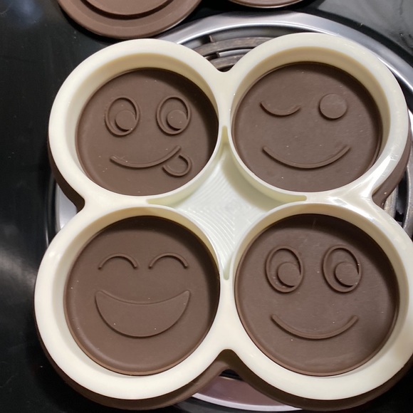 New—never used Pampered Chef cookie/brownie silicone maker - Picture 2 of 3